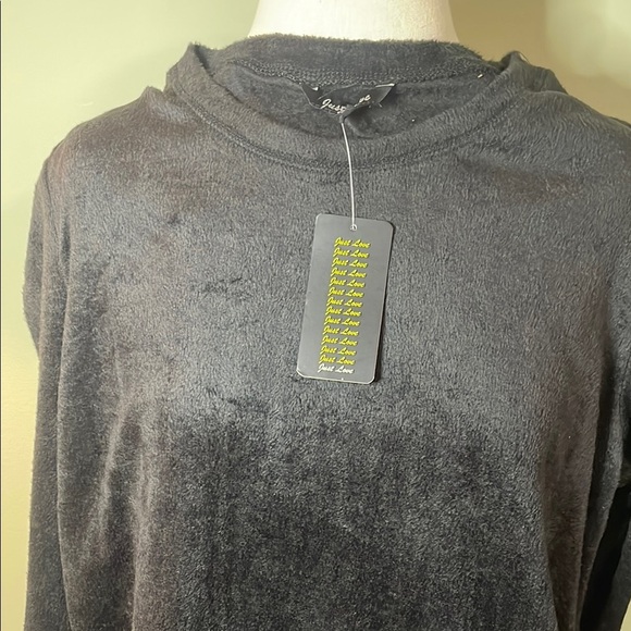 Elegant‎ Black Velvet Women's Top - Picture 2 of 5